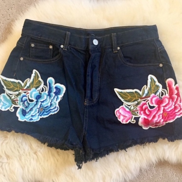 Missguided Embroidered High Rise Cutoff Shorts - Picture 4 of 8